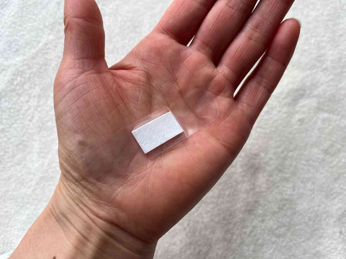 ダイソーの「防水透明キズテープバン」は透明で目立ちにくい