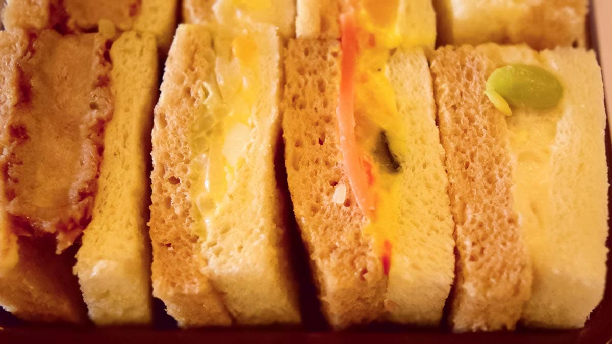サンドイッチは4種類（三元豚の柔らかヒレカツサンド・燻製チーズ入りポテトサンド・千切りポテトとタマゴサンド・かぼちゃサラダとキャロットラペサンド）が入っています。
