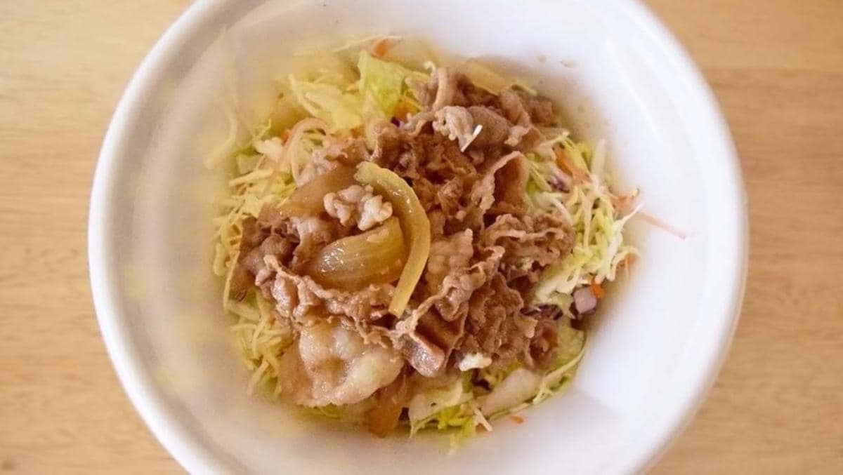 豆腐の上に野菜サラダと牛肉、ゆずポン酢をトッピングしたら完成