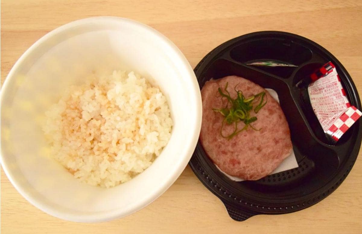 「フリスビー丼」としても有名なまぐろたたき丼