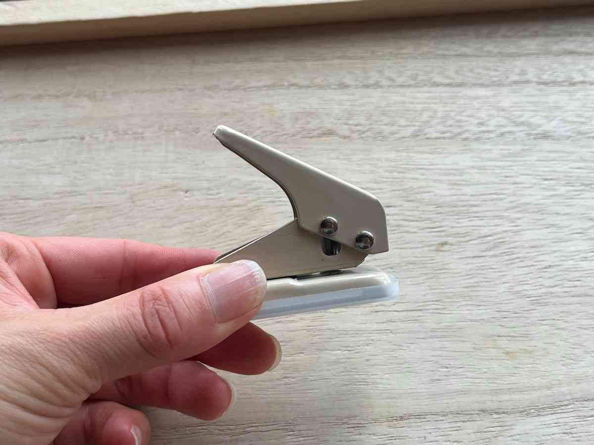 ダイソーの「コンパクト1穴パンチ（ブルー、ベージュ、グレー）」は小さめサイズ