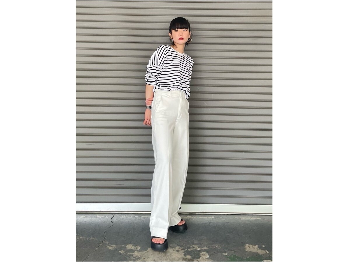 白パンツと合わせて清潔感のあるカジュアルコーデに　出典：StyleHint