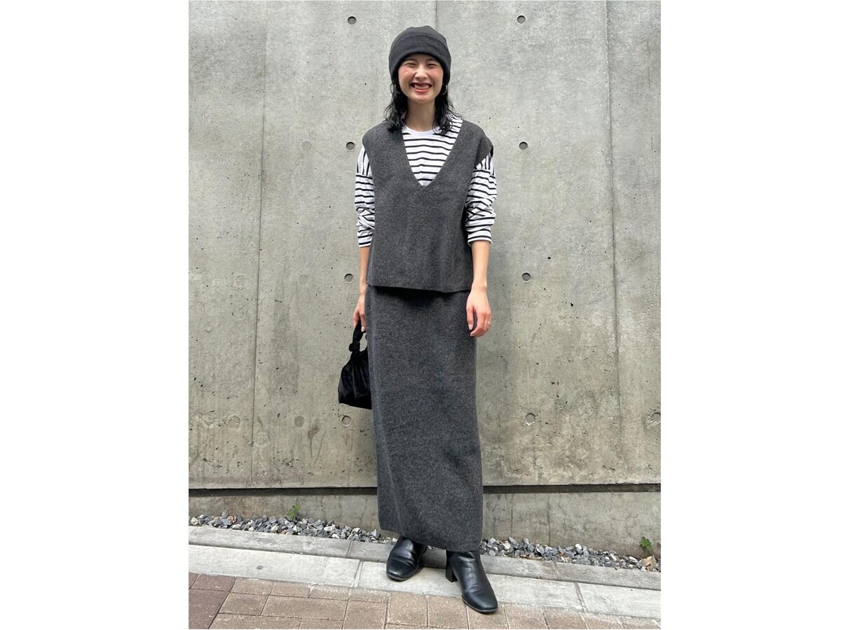 ニットのセットアップと重ねて今っぽさのあるカジュアルミックスコーデ　出典：StyleHint