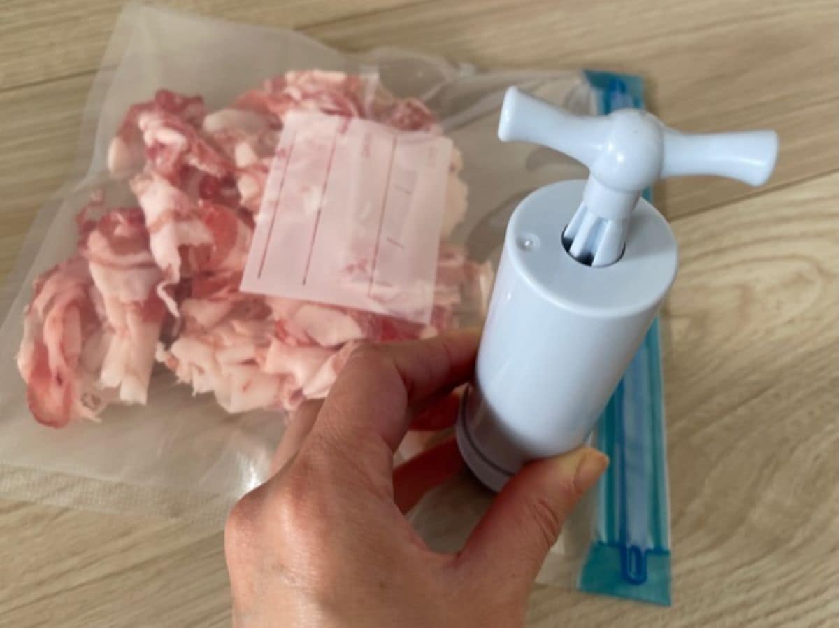 セリアの真空パック「食品圧縮袋」の空気を抜くときには「手動ポンプ」を使用