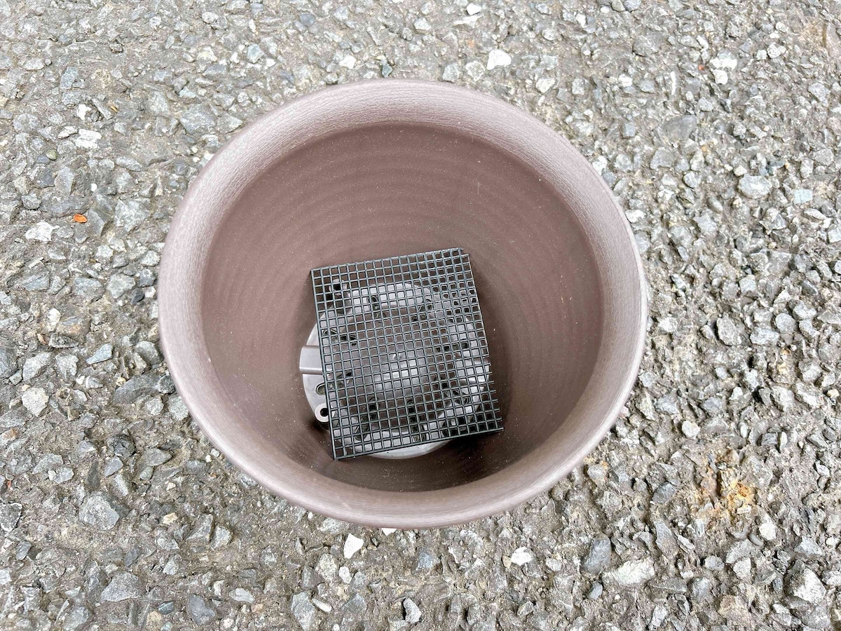 1.鉢底ネットを鉢のサイズに合わせてカットし、鉢の底に敷く