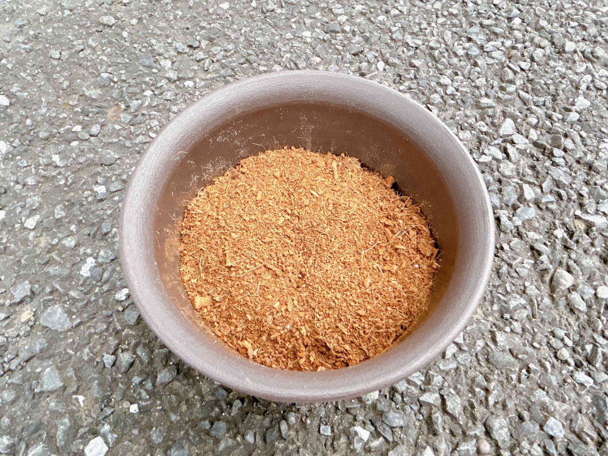 3.園芸用の土を鉢の1/2～2/3ほどまで入れる