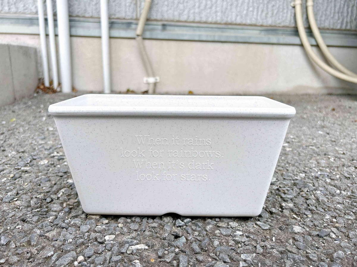 長方形のプランターは家庭菜園にぴったり「再生プラスチックを使用した環境に優しい植木鉢 8号」