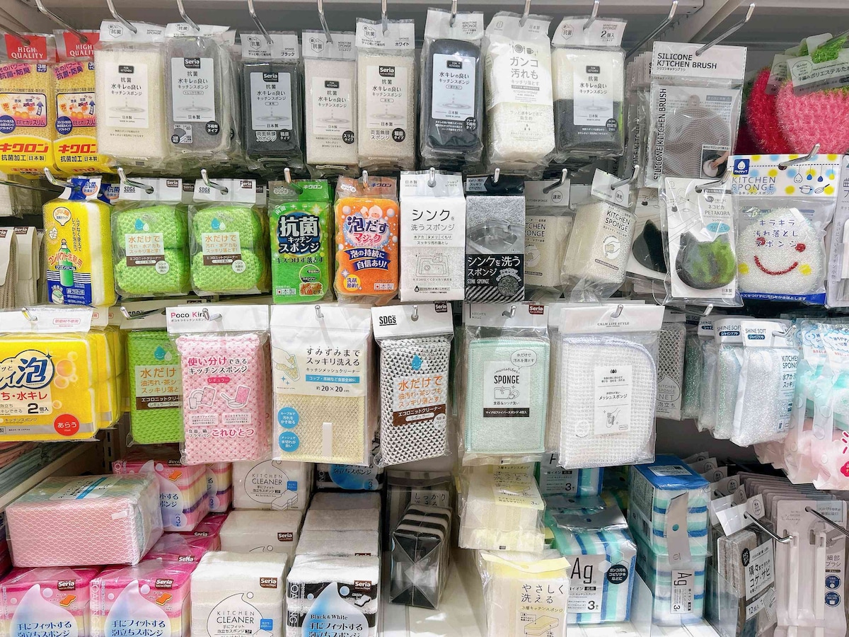 セリアは110円（税込）で購入できるスポンジの種類が充実している