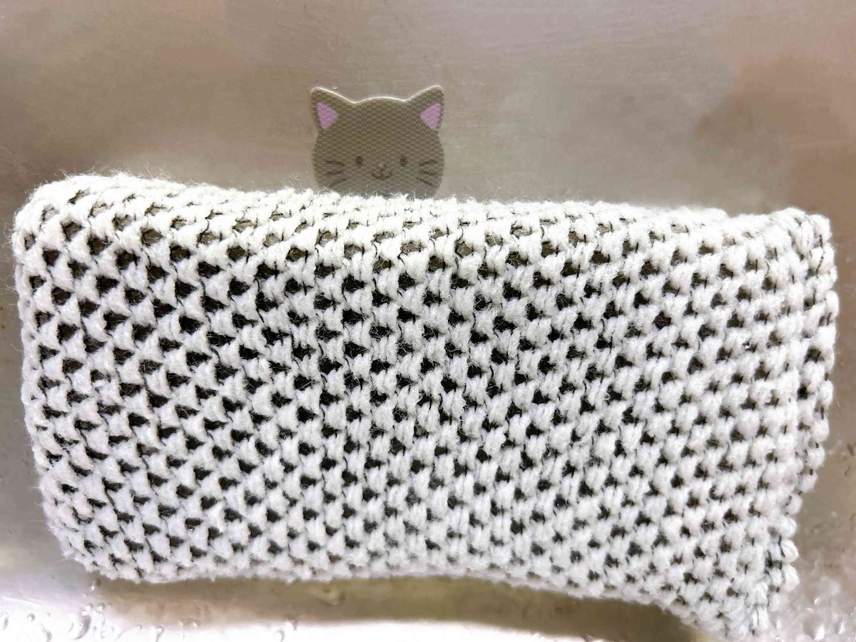 スポンジをくっつけると、ねこちゃんがスポンジから顔を出しているように見える