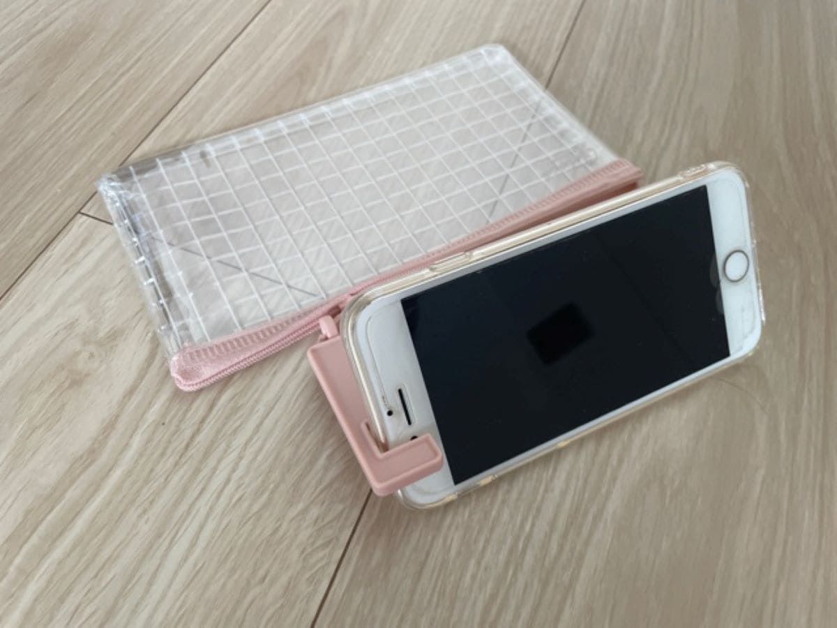 セリアの「スマホが立てられる ペンポーチ」はスマホスタンドしても使える