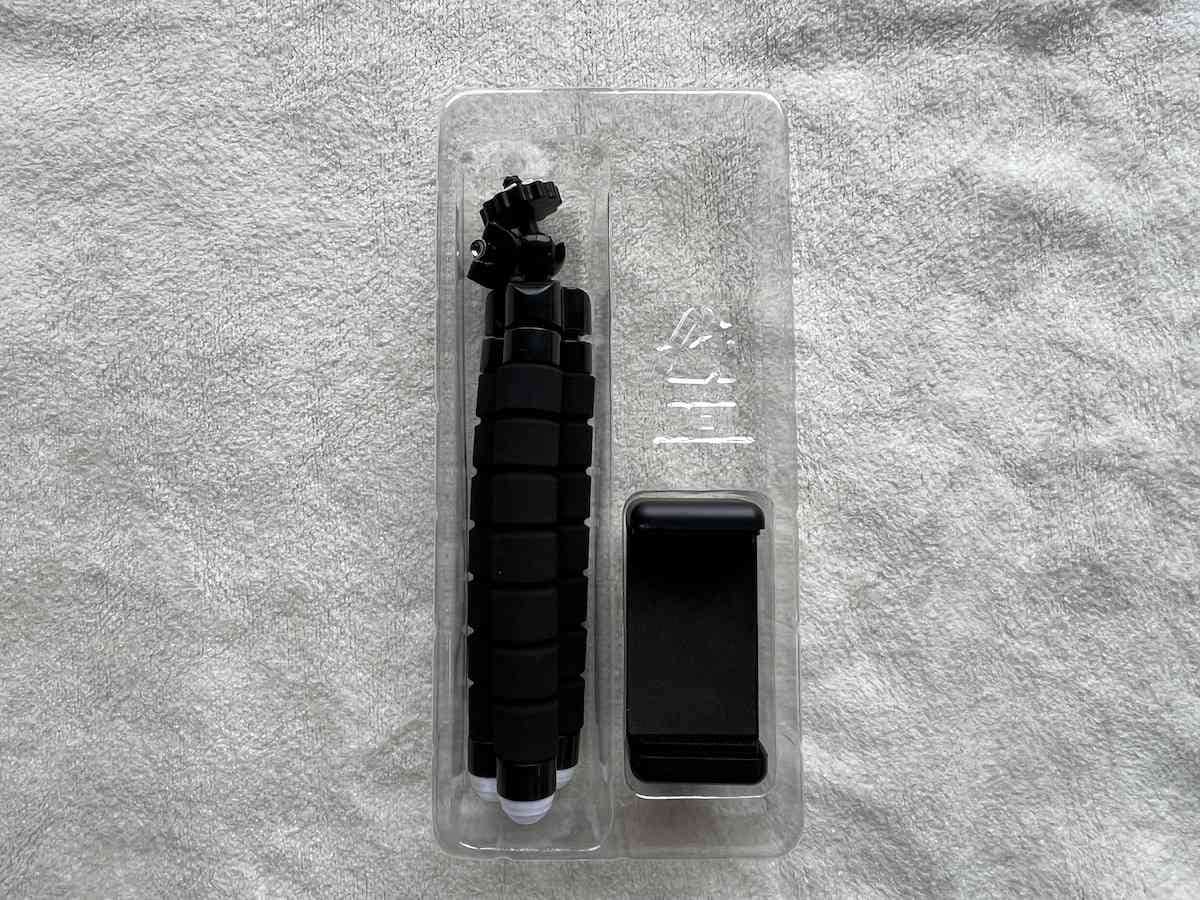 ダイソーの「フレキシブル三脚」は三脚とホルダーが別になっている