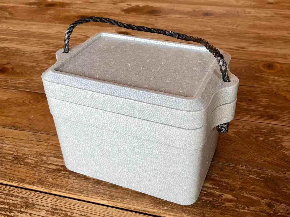ダイソーの「発泡クーラーBOX（4.8L、グレーカラー）」