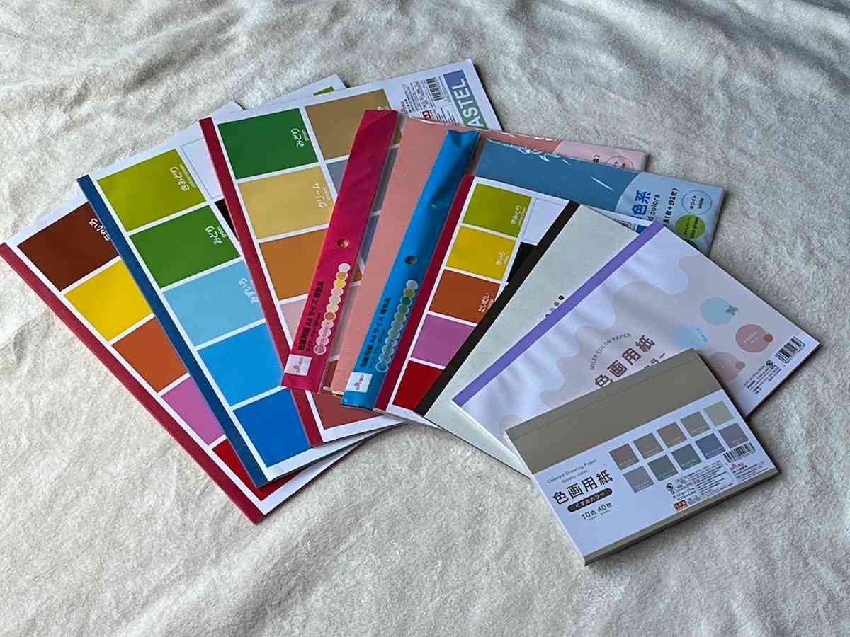 ダイソーの「画用紙」は110円（税込）で選べる色合いが嬉しい