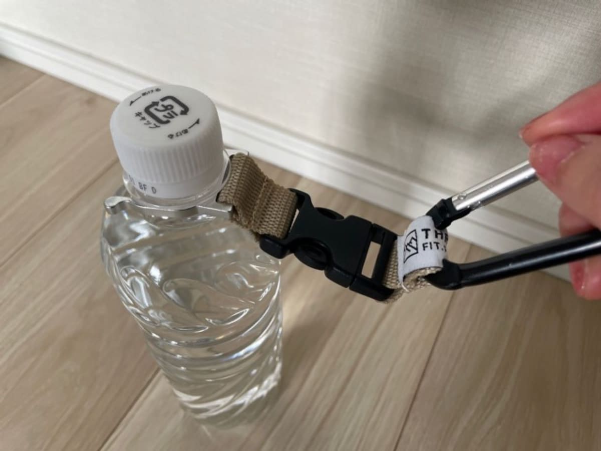 セリアの「ペットボトルホルダー」はワンタッチでボトルを装着できる