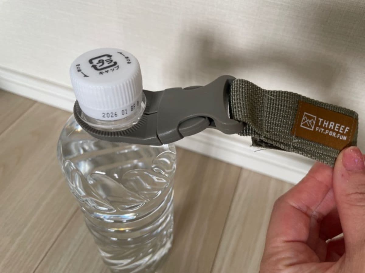 セリアの「ペットボトルホルダー ベルトタイプ」は500mlまでのペットボトルに対応
