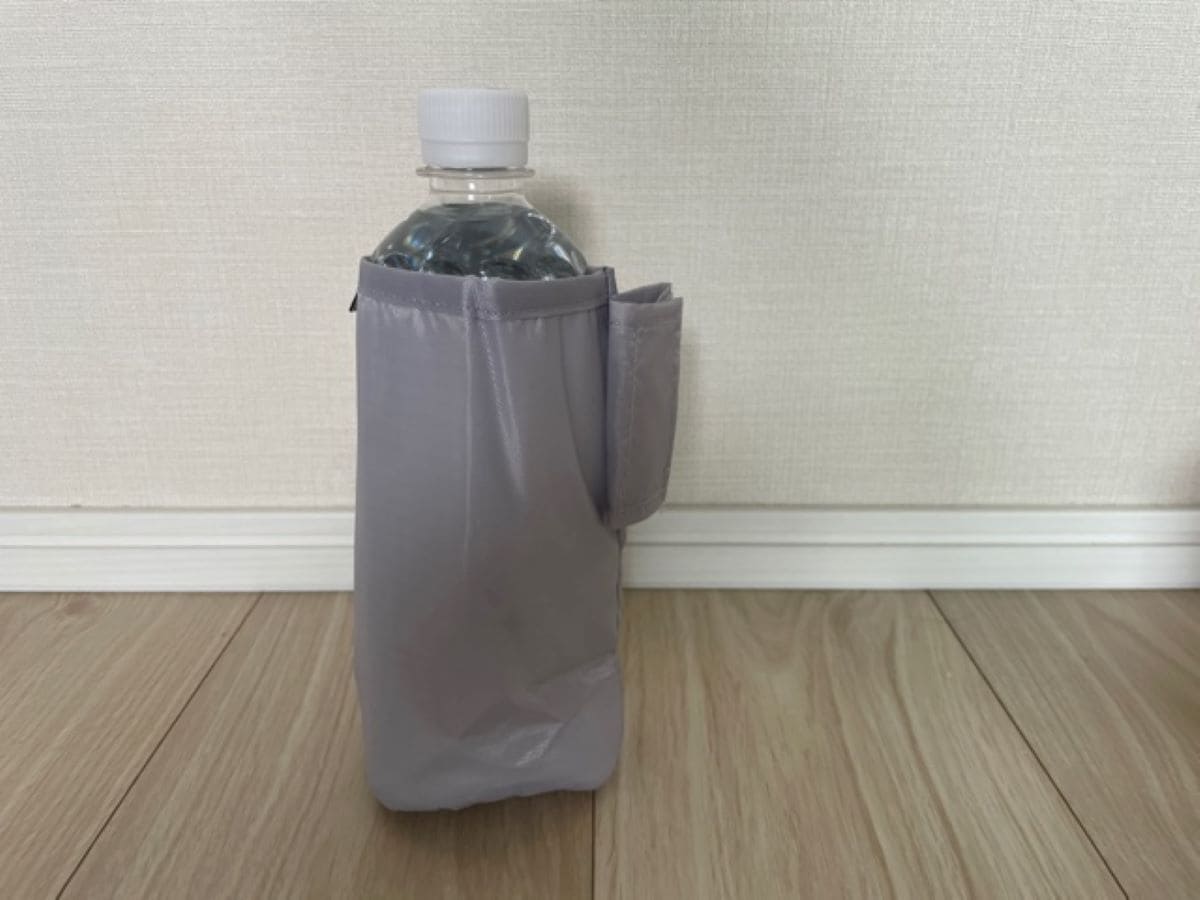 セリアの「ベビーカー用ボトルホルダー」の裏面はアルミ蒸着シートになっている