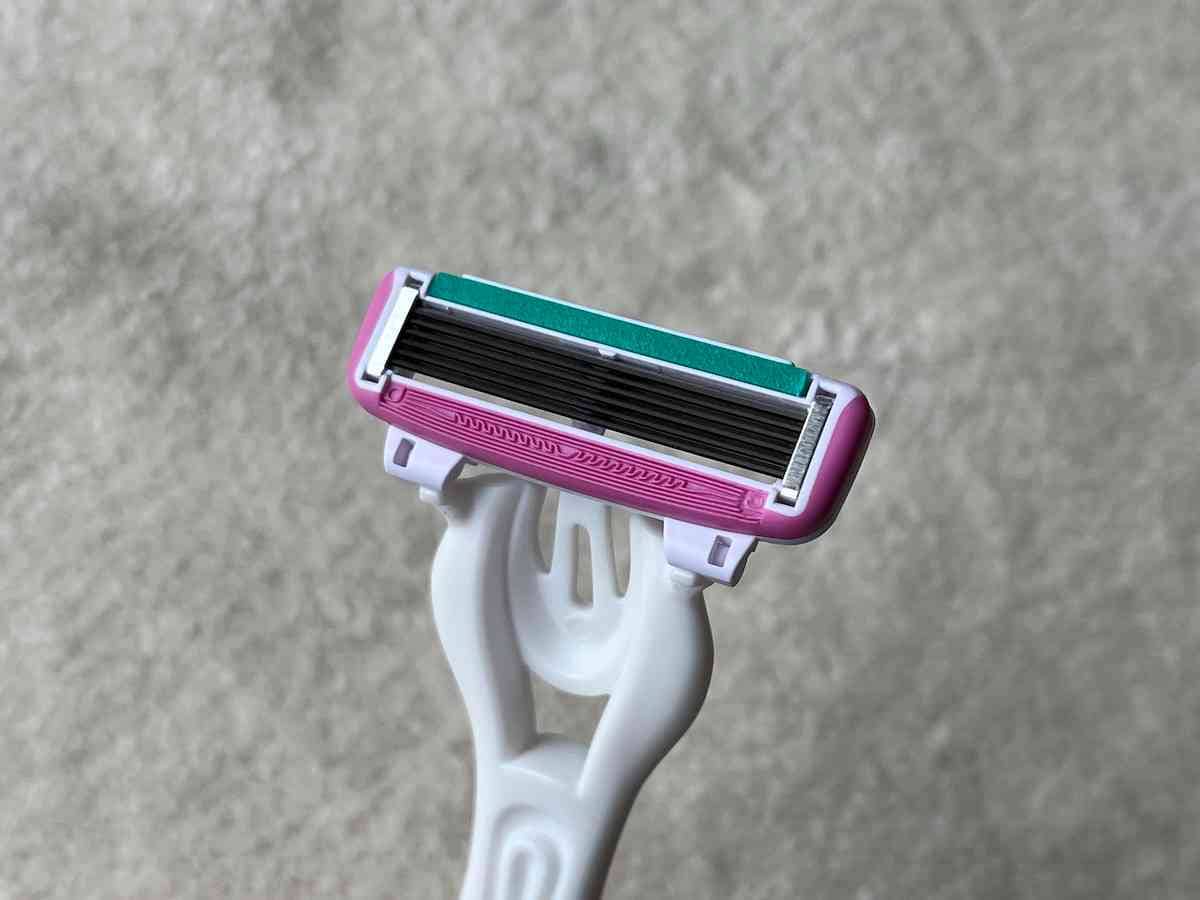 ダイソーの「カミソリ（女性用、6枚刃）」は6枚刃でムダ毛を立たせることができる