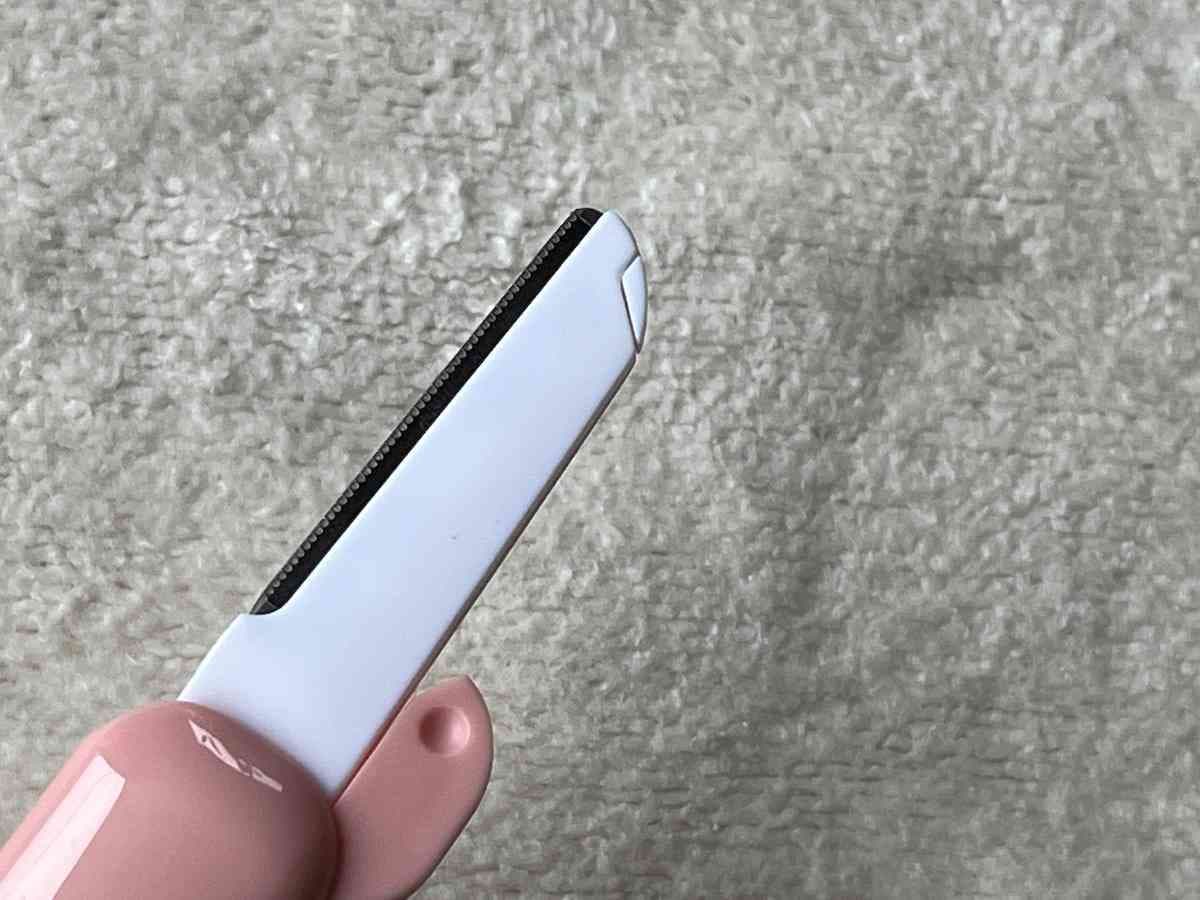 ダイソーの「カミソリ（顔剃り／眉毛用・本体＋替刃3本）」の刃はガード付き