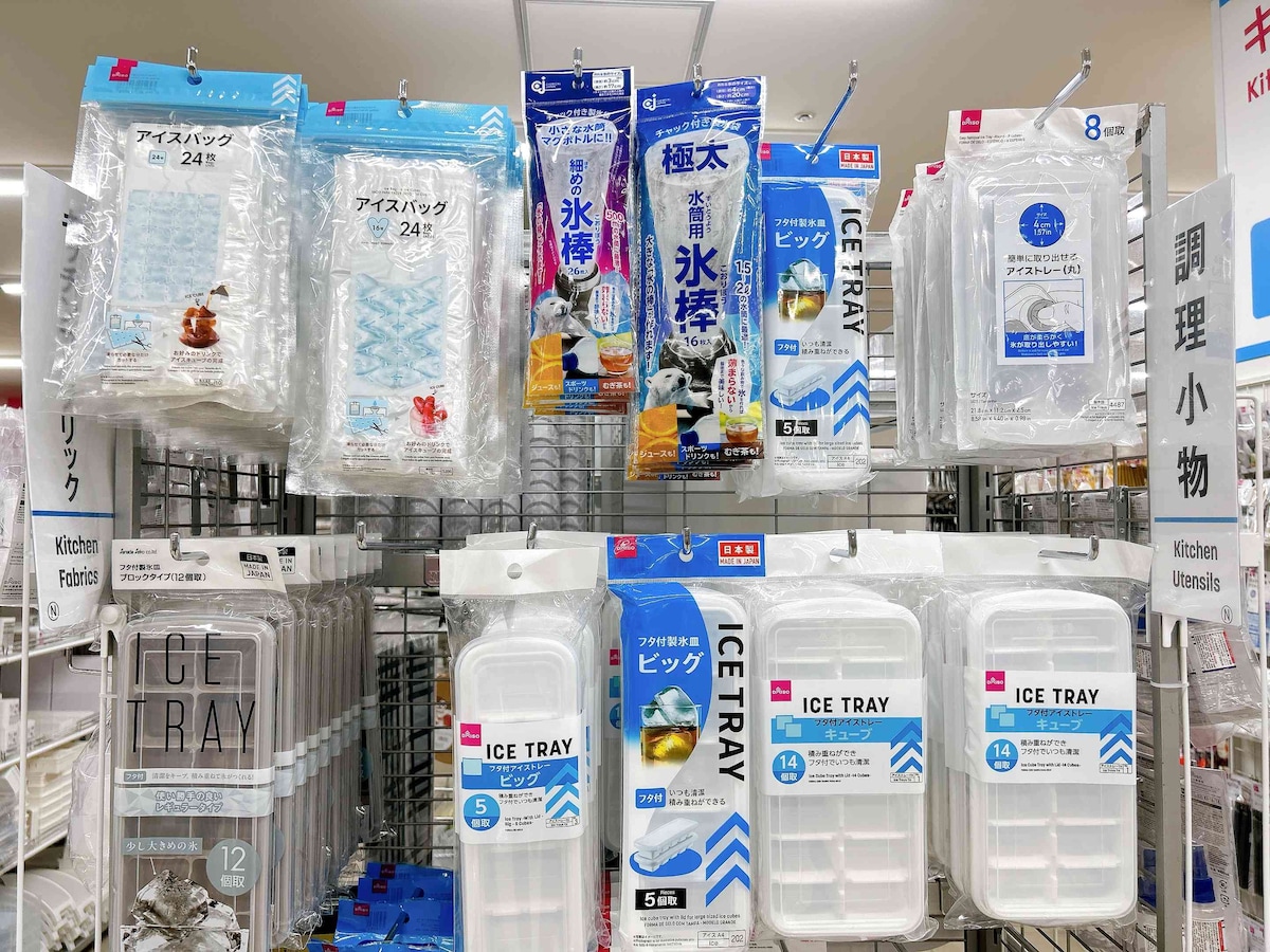 アイストレーなどと一緒にキッチン用品売り場の調理小物コーナーに並んでいる