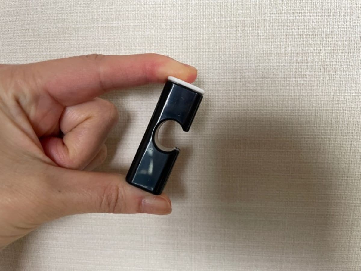 セリアの「プッシュクリップ　モノトーン」はワンプッシュで袋を挟むことができる