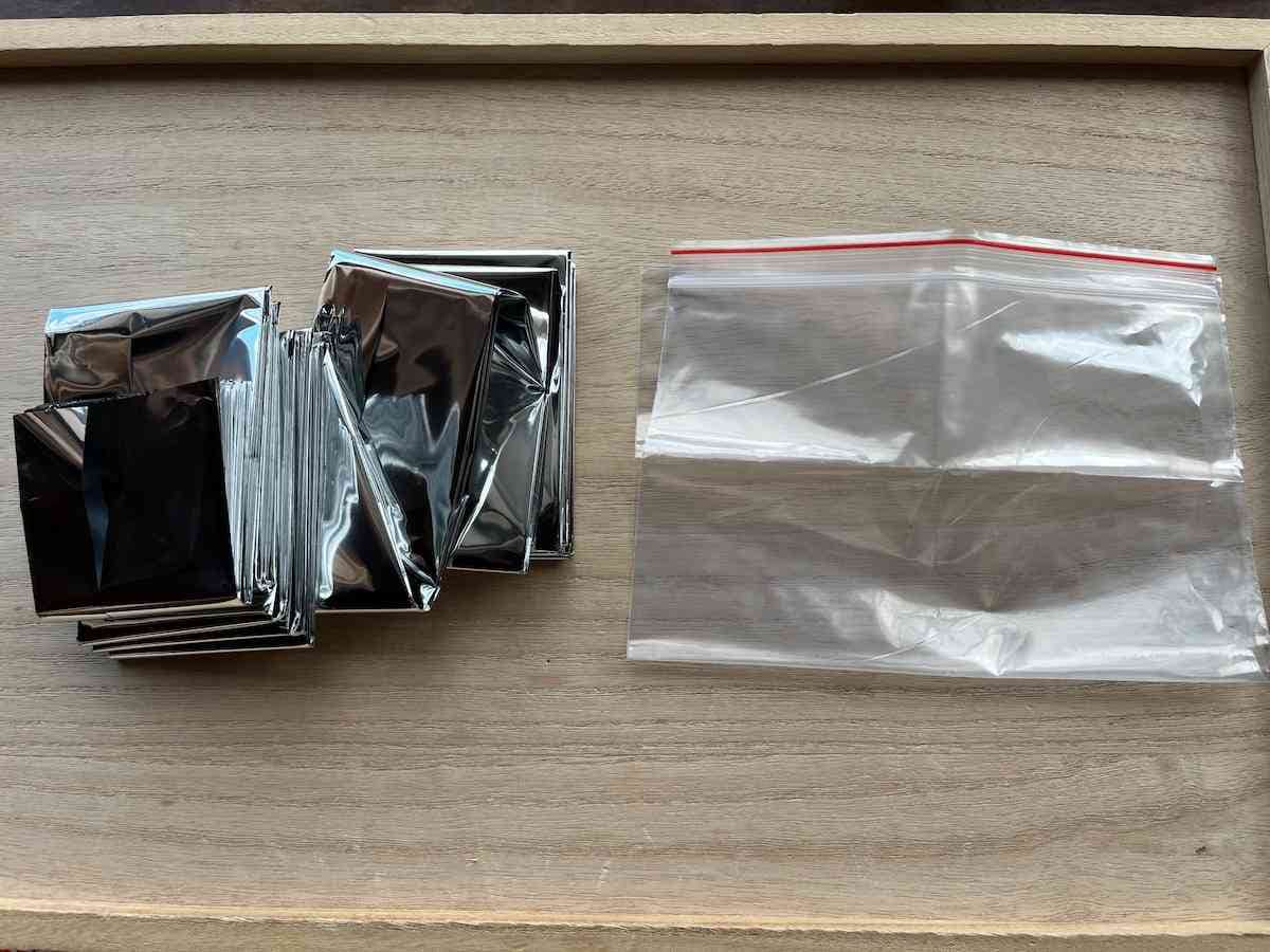 ダイソーの「アルミ保温ブランケット」はジッパー袋付き