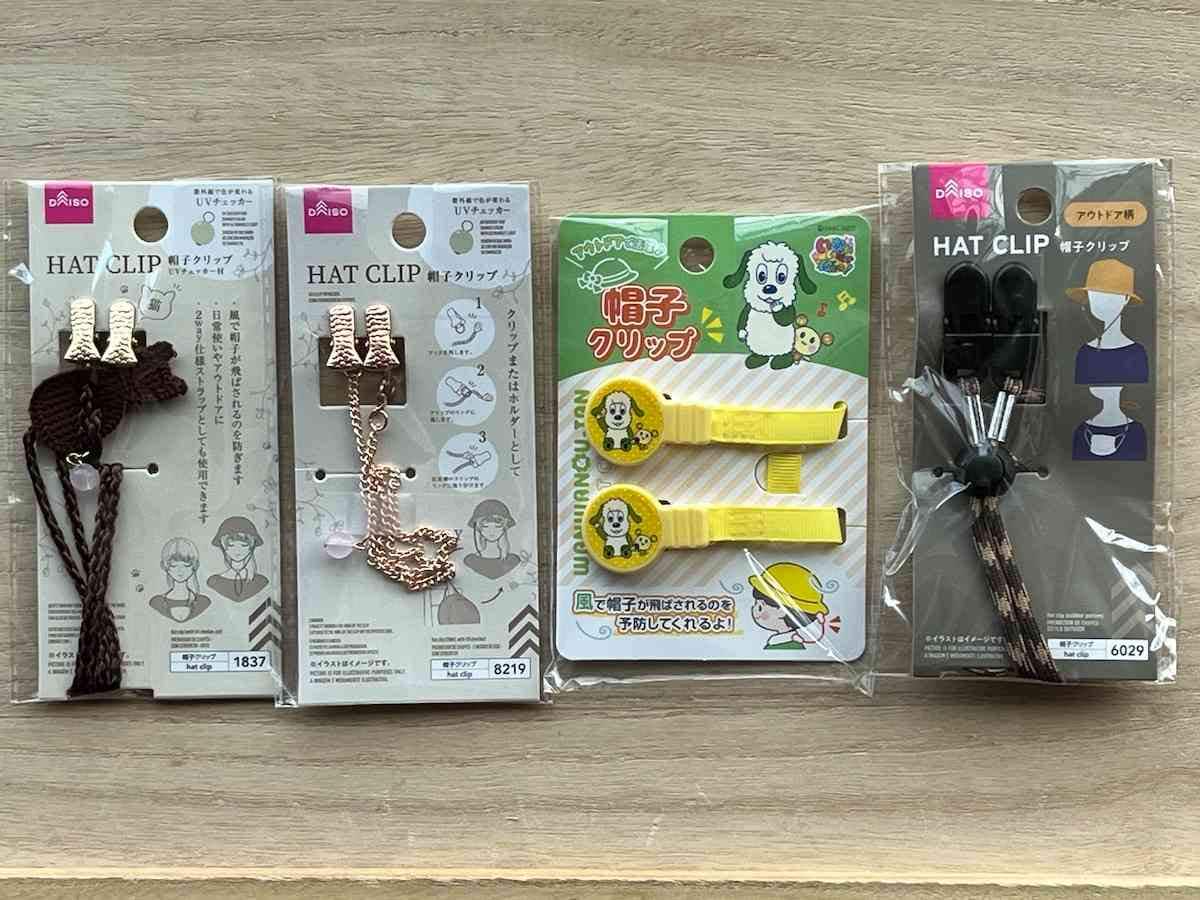 ダイソーの「帽子クリップ」は各110円（税込）で大人用も子供用もそろう