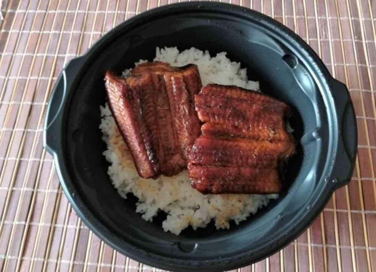 「特上うな丼」はうなぎがふた切れ