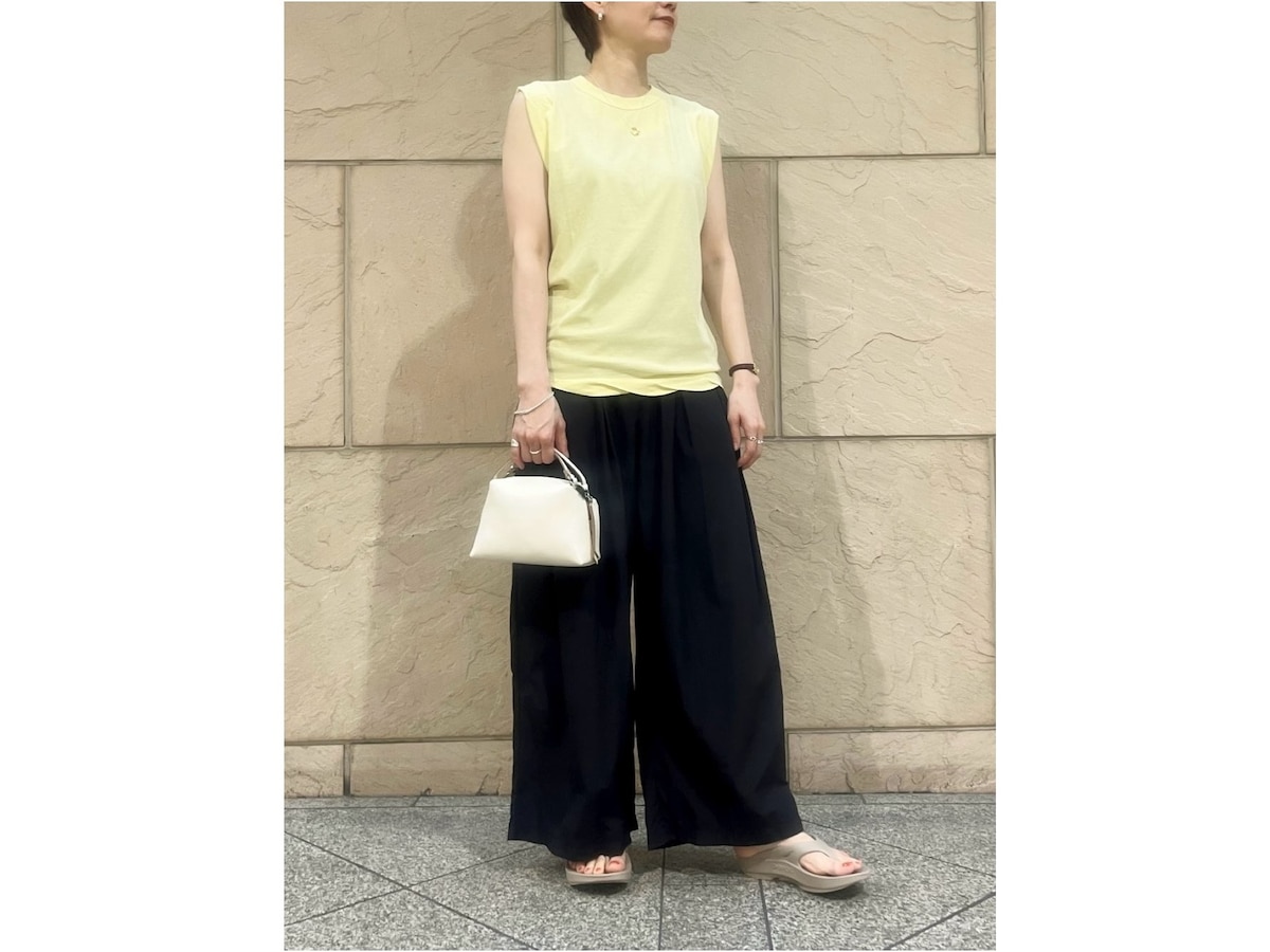 ボリュームたっぷりのワイドパンツは上半身をコンパクトに　出典：WEAR