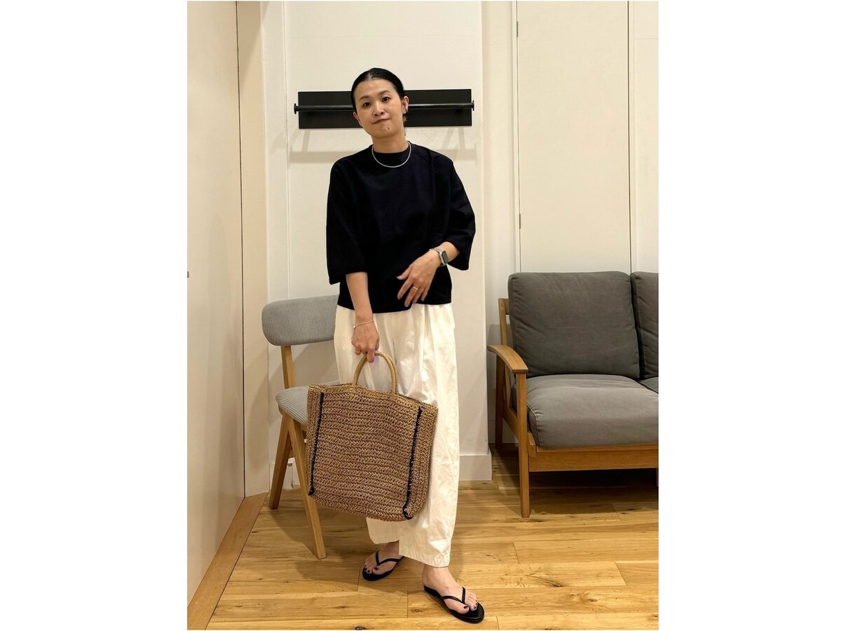 ひじの隠れる七分袖トップスと合わせてモノトーンですっきり　出典：WEAR
