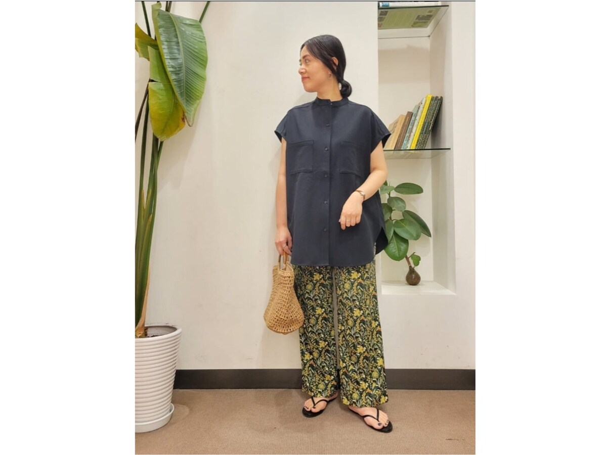 丈が長めのきれいめシャツですっきり見えを狙って　出典：WEAR