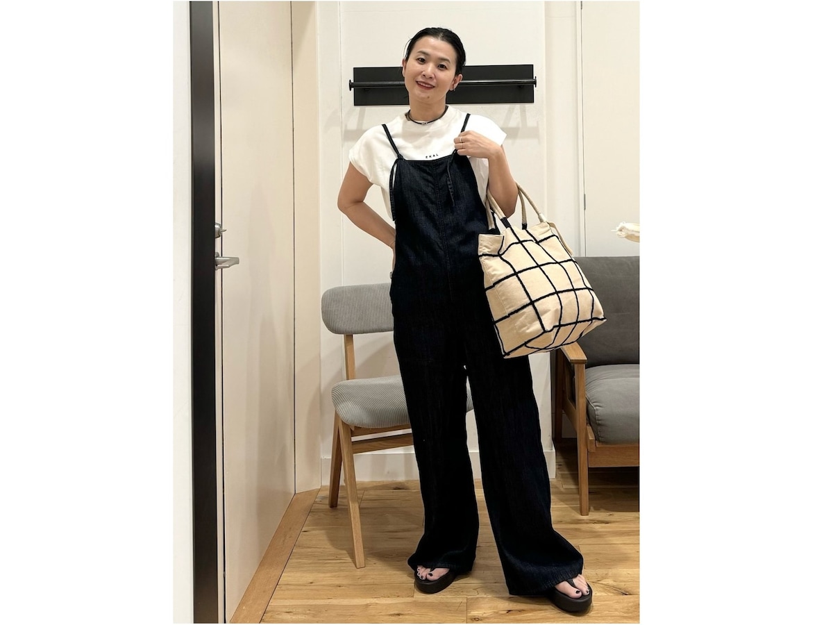 脚長に見せてくれるサロペットでスタイルアップ　出典：WEAR