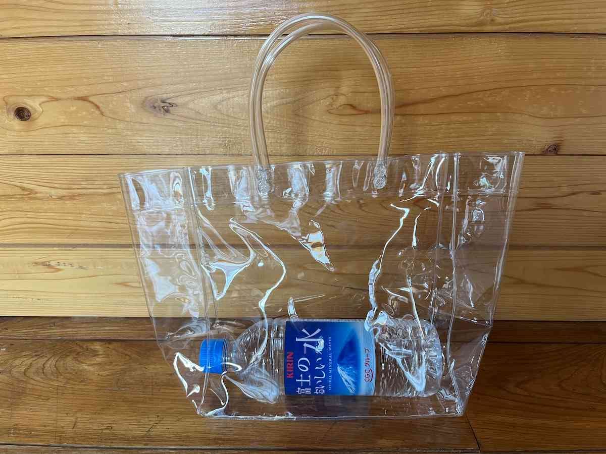 ダイソーの「クリアビニールバッグ」は530mlのペットボトルが横に入る