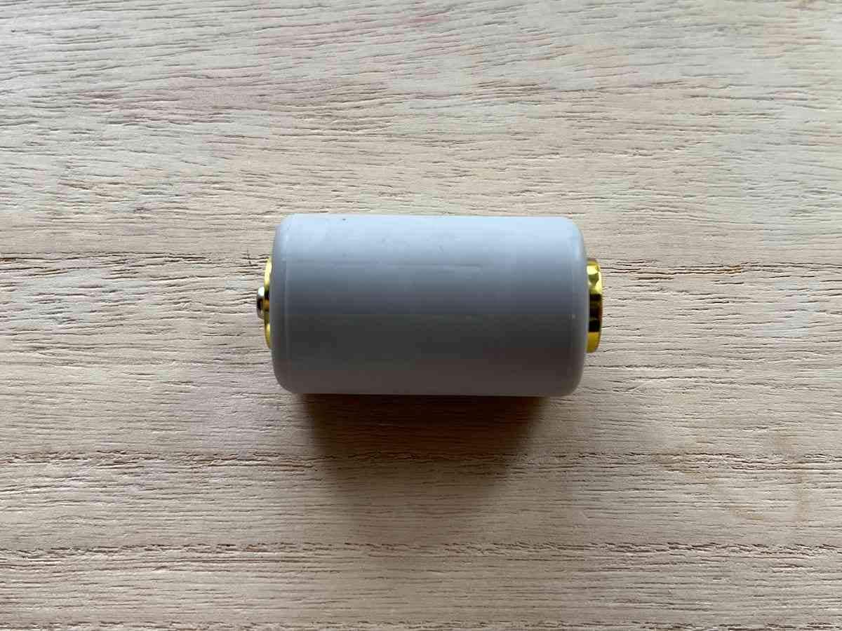単2電池用のアダプターに単3電池を入れる
