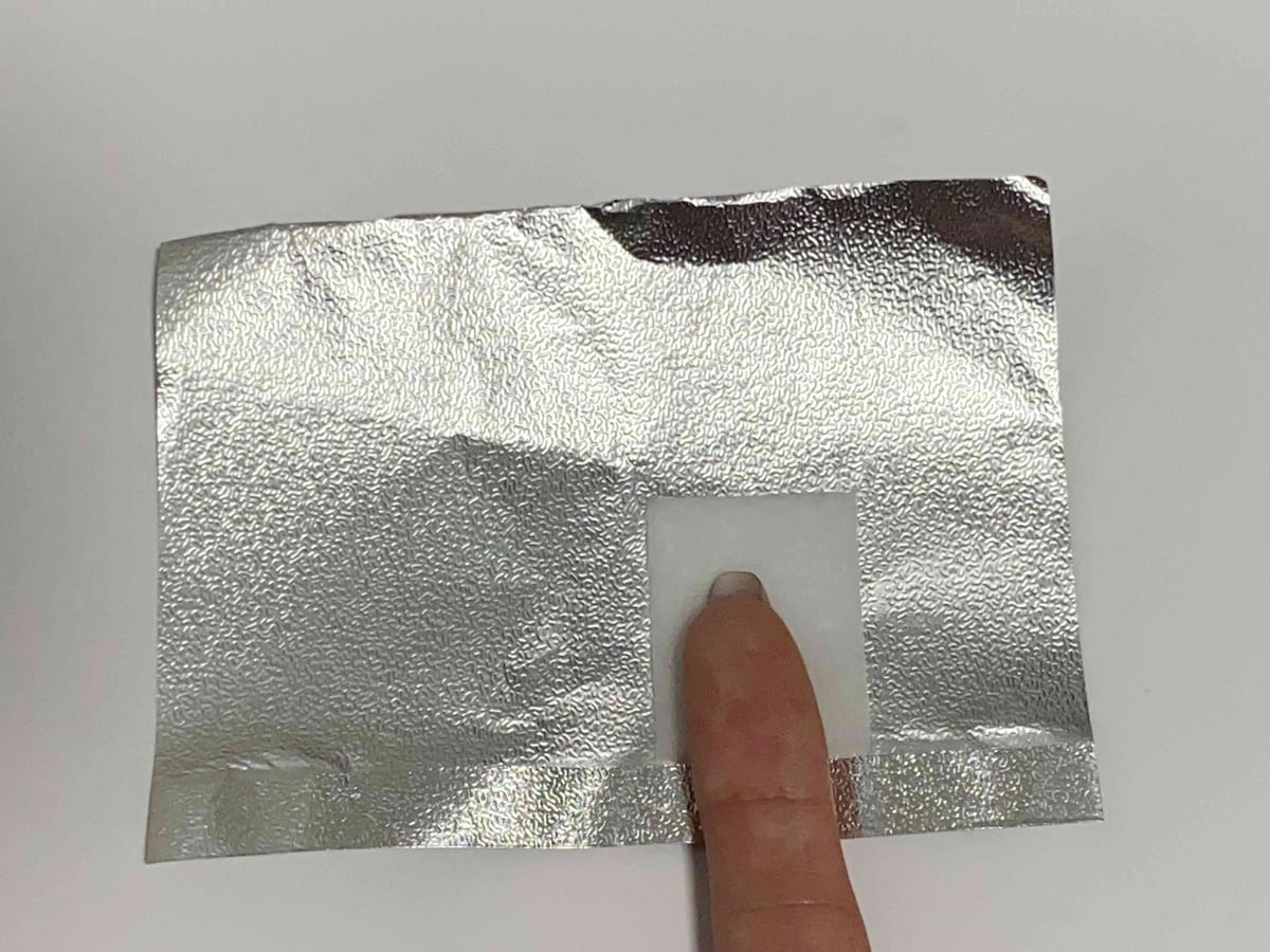 3.コットンが爪に当たるようにしてホイルを巻く