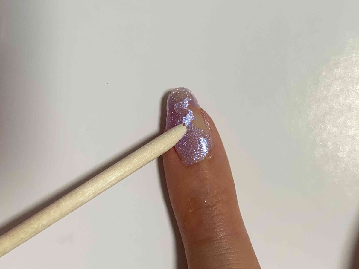 5.ふやけたジェルネイルをウッドスティックで取る