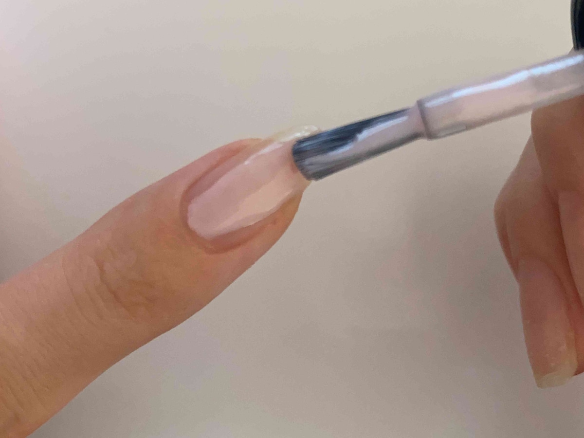 4.爪の真ん中にマニキュアを塗る