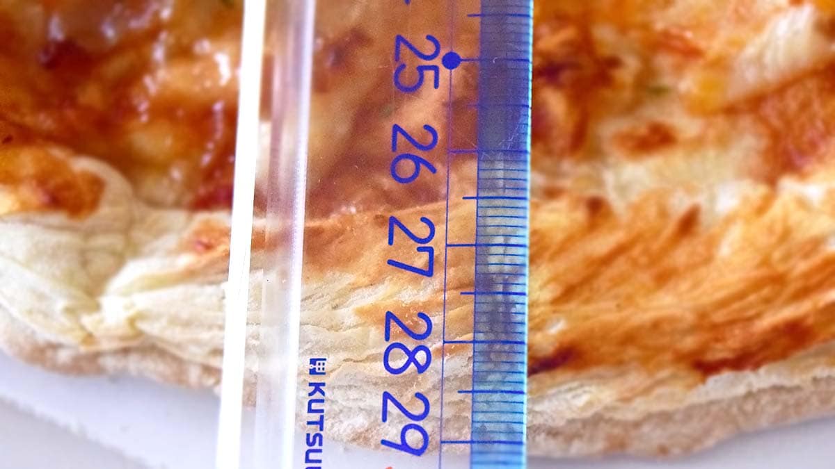 ピザの直径は約29cm。