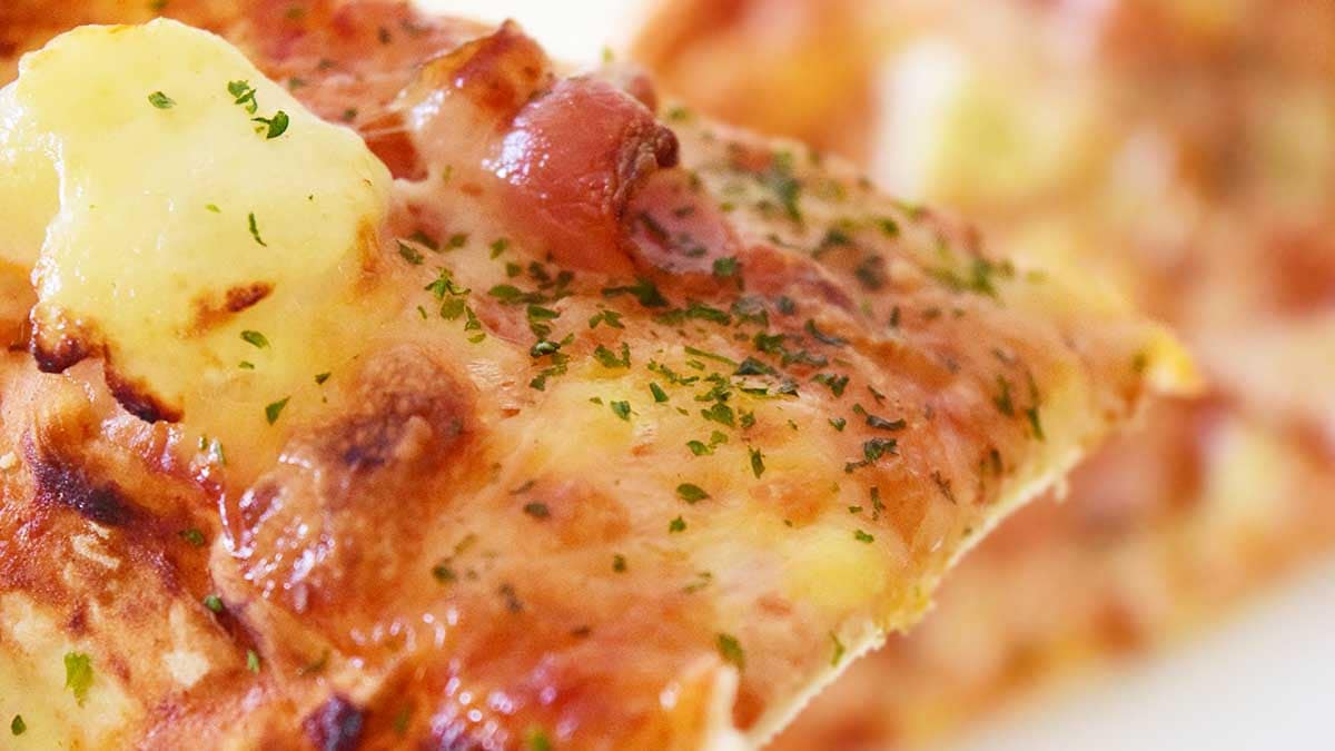 ピザ生地は少々固めでフランスパンのような食感。