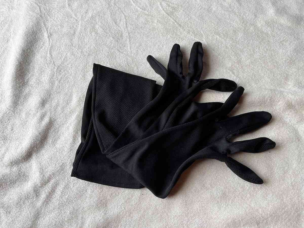 ダイソーの「日除けグローブ（抗菌防臭加工、接触冷感生地、ブラック、60cm）」