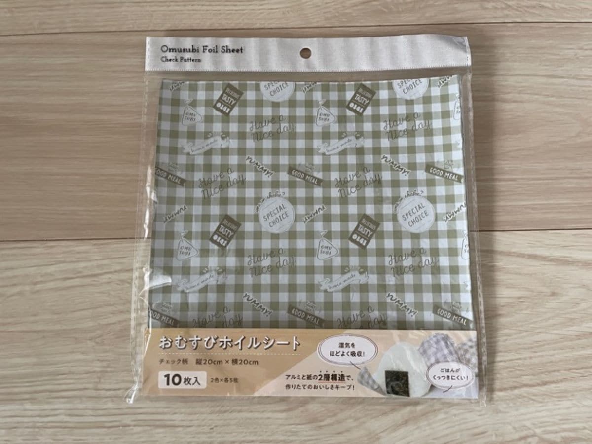 セリアのおにぎりフィルム「おむすびホイルシート」は湿気を吸収して美味しさをキープ