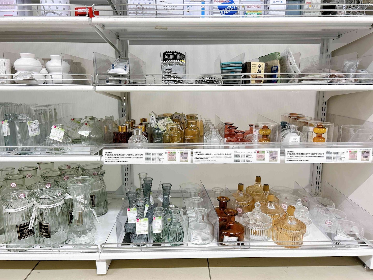 花瓶売り場は観葉植物や造花コーナーの近くにある