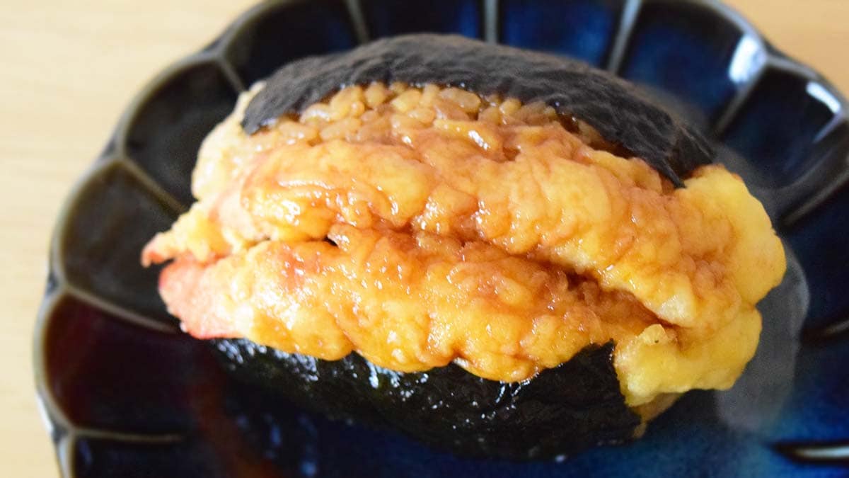 甘めのタレで味付けされている海老天が2尾のっています。