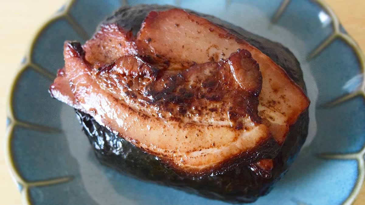 ほんのりと焼き色がついた焼豚で食欲がそそられるロピア「小林さんちのおにぎり（焼豚）」​​​​​​​。
