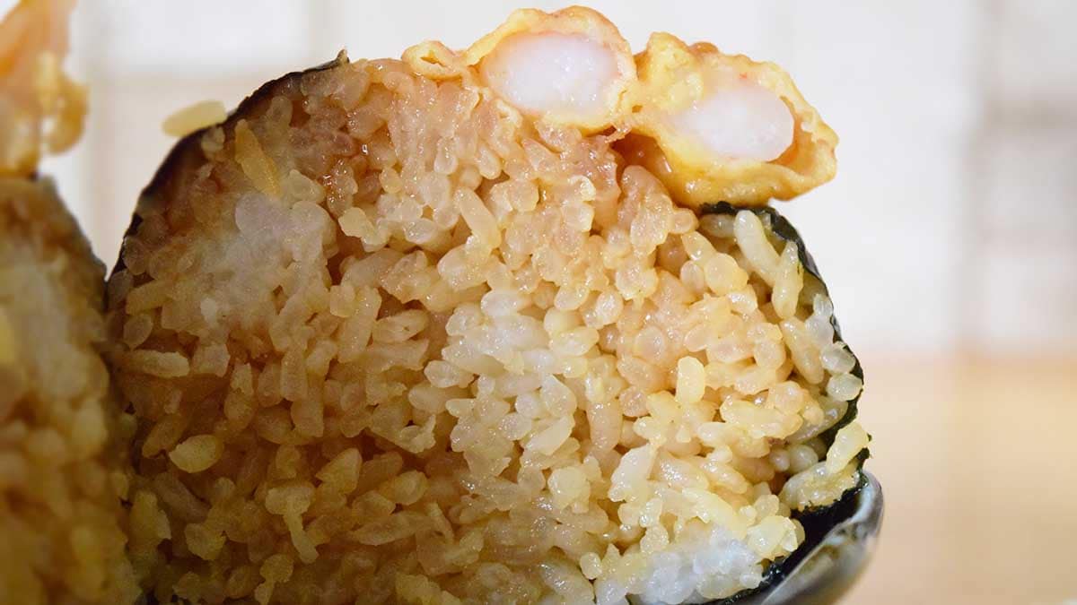 ごはんはカツオ・エビのエキスなどの特製タレで味付けされています。