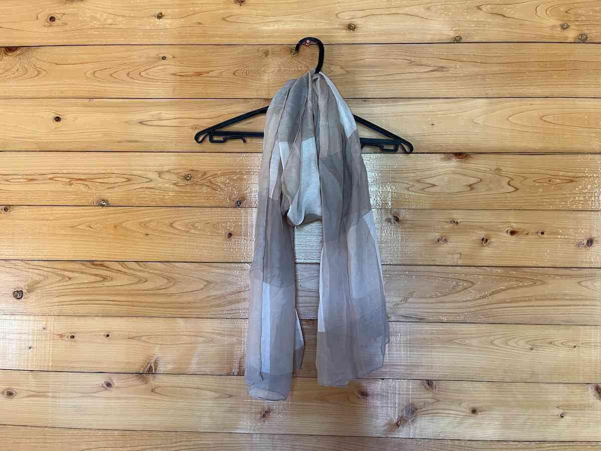 ダイソーの「スカーフ（UVカット、大チェック、180cm×50cm）」は長めなので首にぐるっと巻ける