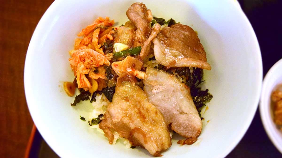 甘辛いたれがしみ込んでいる豚肉。