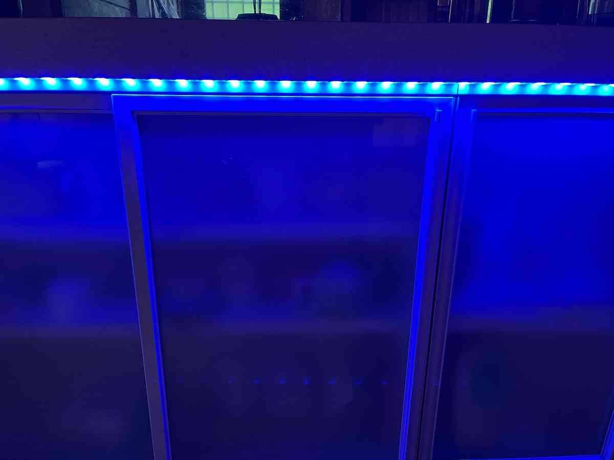 ダイソーの「テープライト（30LEDs、1m、ブルー）」は青白い光に輝く