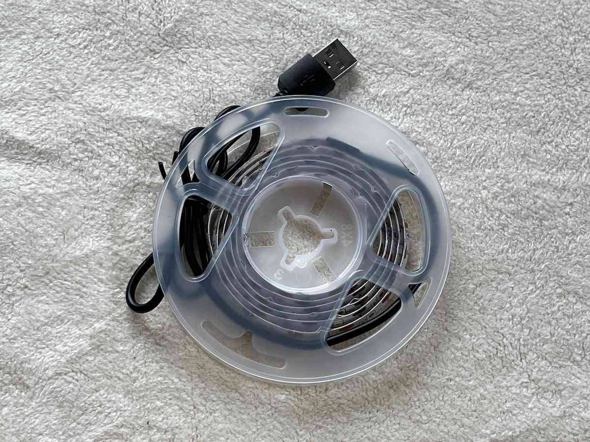ダイソーの「テープライト（30LEDs、1m、ブルー）」は丸まった状態で入っている