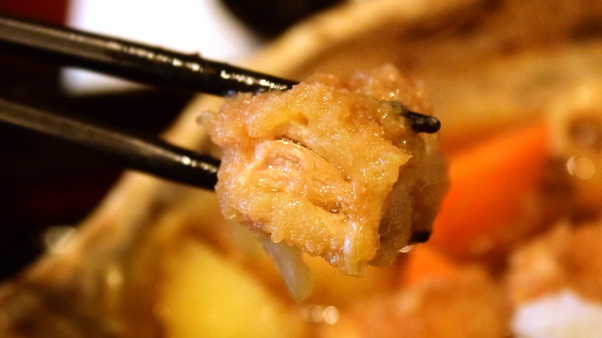 特製だれのやさしい味わいがしみ込んだチキンかつ。