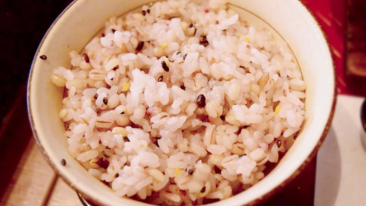 五穀ご飯はプチプチ食感で、ほんのりとした甘み。